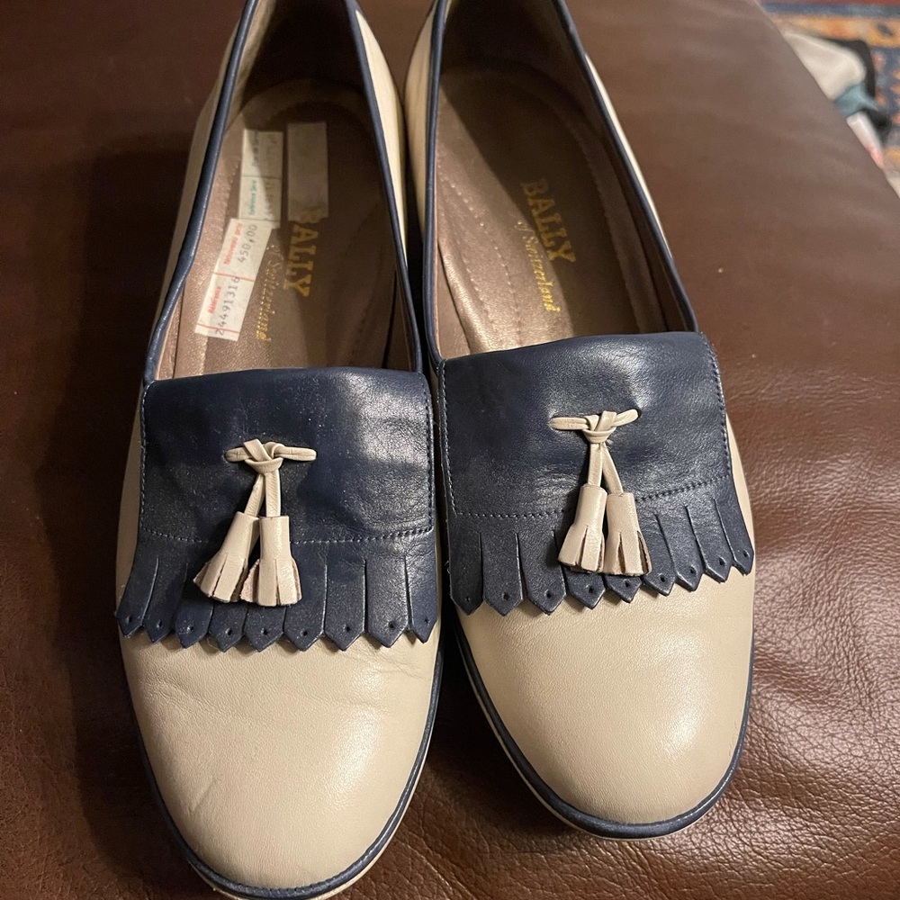 Bally of Switzerland wingtip leather loafers